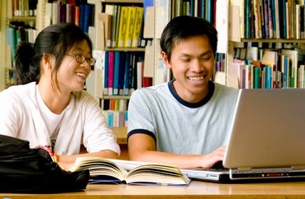 Asiatische Studenten mit Laptop