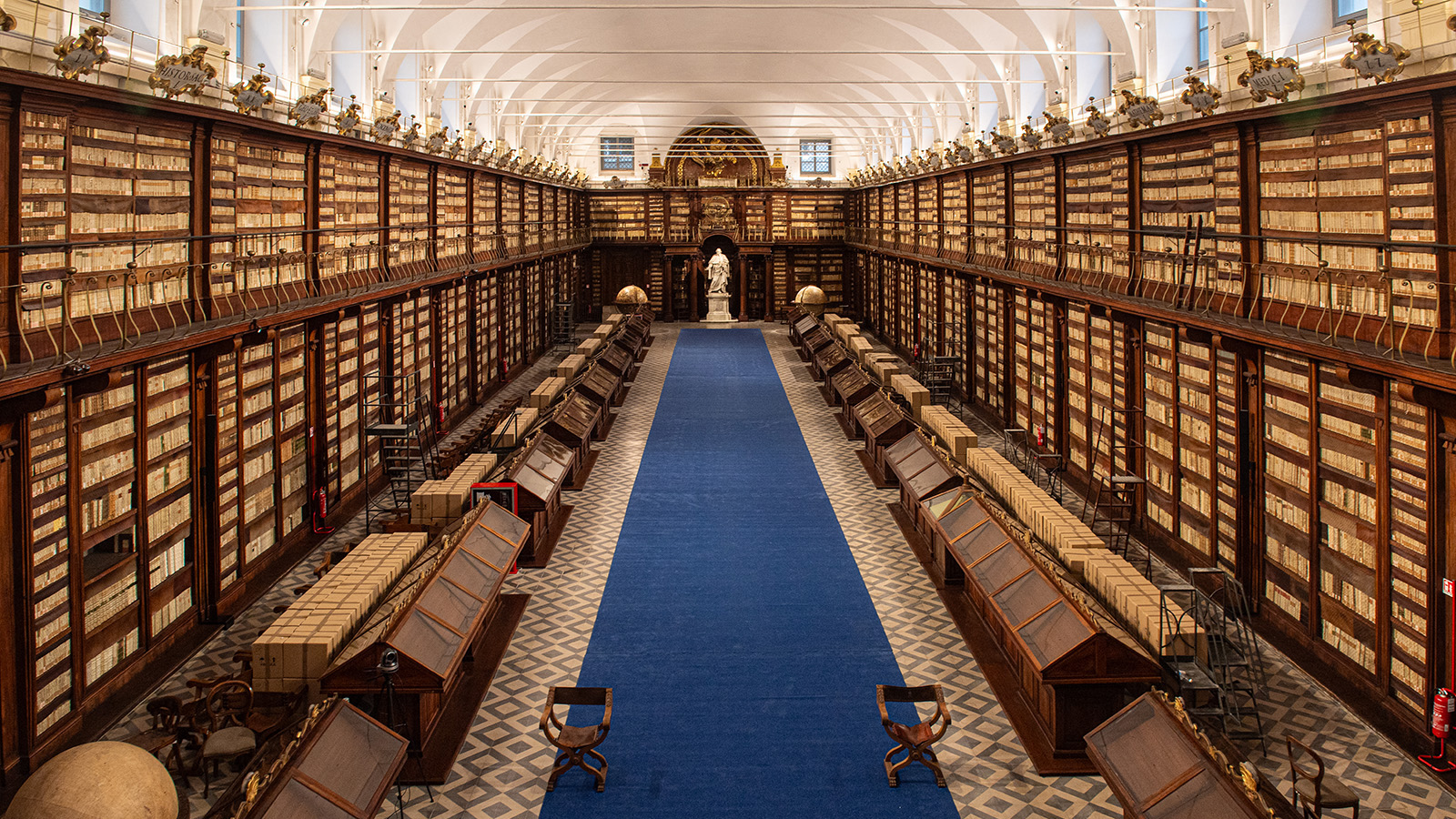 Inside Casanatense library