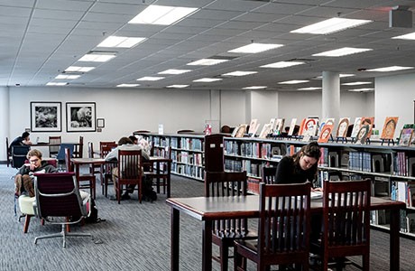 Foto: Innenansicht der Bibliothek des Moraine Valley Community College Foto: Innenansicht der Bibliothek des Moraine Valley Community College