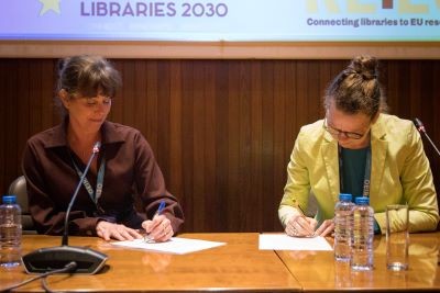 Foto von Erna Winter (EBLIDA-Präsidentin) und Saskia Leferink (General Manager, OCLC Benelux) bei der Unterzeichnung der Vereinbarung auf der EBLIDA-Konferenz im April 2024 in Lissabon, Portugal.