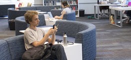 Imagen de un estudiante en The Claremont Colleges Library