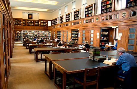 Les étudiants étudient dans une grande bibliothèque, la Middlesex Library North à l’Université de Londres.