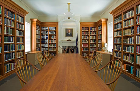 照片：托马斯·巴尔奇图书馆 (Thomas Balch Library) 内部
